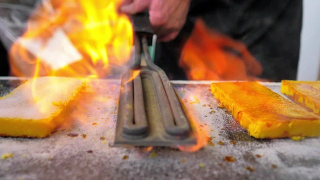 Plancha de cocinero en primer plano quemando az&uacute;car turr&oacute;n de yema
