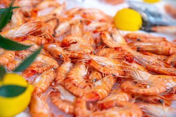 Large fresh shrimps with lemons