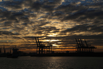 Fototapeta na wymiar Hamburg Hafen mit dramatischen Sonnenaufgang Himmel