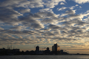 Hamburg Hafen mit dramatischen Sonnenaufgang Himmel