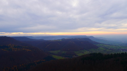 Fototapeta premium Reutlingen, Deutschland: Panorama des Albtraufs bei Mössingen vom Roßberg