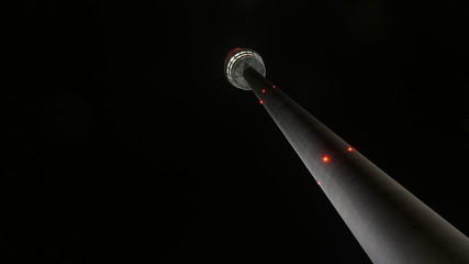 Stuttgart, Deutschland: Der berühmte Fernsehturm (217 m) bei Nacht © KK imaging