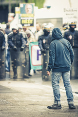 Obraz premium manifestant et policiers lors d'une grève