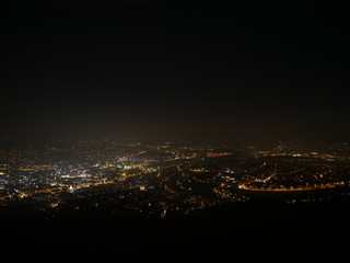Stuttgart, Deutschland: Nächtliches Panorama über Stuttgart mit dem Zentrum (links) und Bad Cannstatt (mittig rechts)