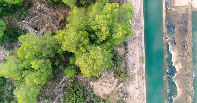 vista cenital dron de monta&ntilde;a y escalinata de cascadas de agua