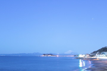 夜明け前の星空と富士山