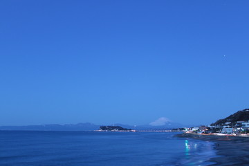 夜明け前の星空と富士山