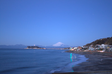 夜明け前の星空と富士山