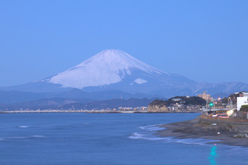 薄明の富士山