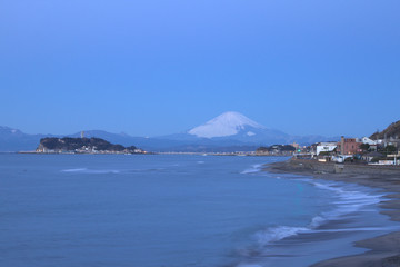夜明け前の星空と富士山