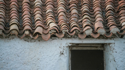 Tejado antiguo sobre edificio blanco