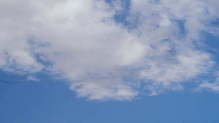 Nubes sobre cielo azul