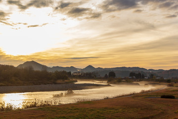 川の蒸気霧　初冬　夕方　川霧　自然現象