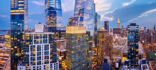 Foto auf Acrylglas Luftpanorama der Wolkenkratzer von New York City in der Abenddämmerung, wie von oberhalb der 29. Straße gesehen, in der Nähe der Hudson Yards und des Viertels Chelsea © mandritoiu