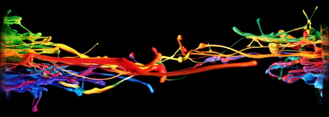 Rolgordijnen Abstracte verf en inkt in een regenboog van kleuren die in de lucht spatten, bevroren beweging in een creatieve en unieke vorm. © Leigh Prather