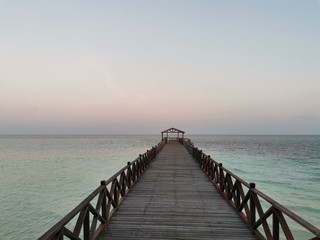 Obraz premium Piękny widok wschodu słońca na wyspie Sipadan przed udaniem się na nurkowanie o wschodzie słońca w Barracuda Point, wyspa Sipadan, Semporna. Sabah, Malezja. Borneo. Ziemia pod wiatrem.