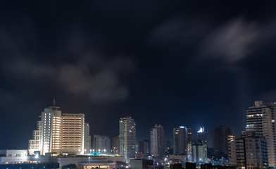 Fototapeta premium Paisagem noturna dos prédios da Praia de Punta del Este, Uruguai sendo encobertos por Neblina marítima