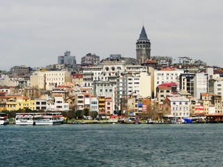 Obraz premium Panorama view of Istanbul of Bosporus and Golden Horn bank. Tourism yachts on Bosphorus and Galata Tower with Istanbul cityscape in the background.