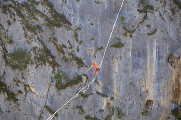 Naklejka premium Highline in the mountains.