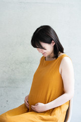 マタニティドレスを着た妊婦