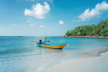 Obraz premium Beautiful tropical landscape, white sand, blue sea and traditional Thai boat, travel to Southeast Asia to Thailand to the islands, sea tours and travel