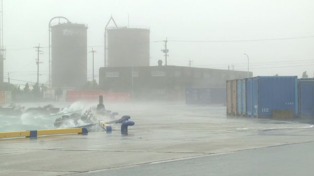 Strong Hurricane Hits Port With Dangerous Wind - Songda