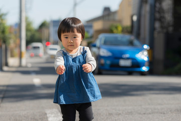 一人で歩く2歳児