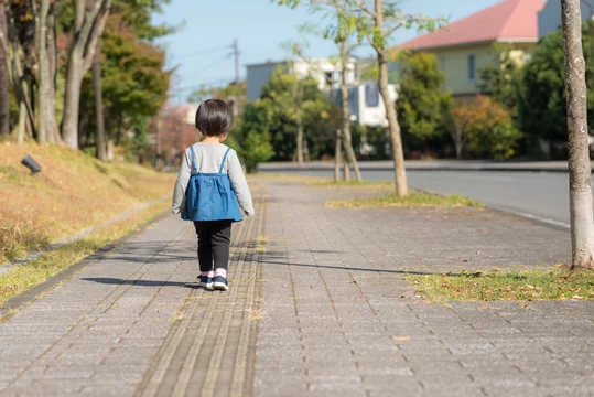 歩道を歩く女の子 後ろ姿 Stock Photo Adobe Stock