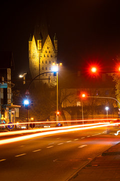 Der paderborner Dom bei Nacht, Blick von der Neuh&auml;user Stra&szlig;e mit Leutspuren, Paderborn, Deutschland