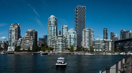 Naklejka premium Panoramic view of false creek in Vancouver downtown, Cityscape with blue sky, BC, Canada