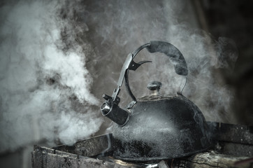 туризм,отдых, чайник, у мангала,кипящий чайник, отдых, мангал, на дровах.