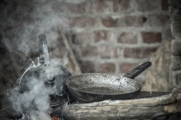 туризм,отдых, чайник, у мангала,кипящий чайник, отдых, мангал, на дровах.