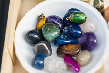 gioielli in pietra dura particolare mercatino antiquariato