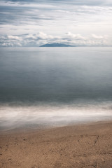 Eiland Elba gezien vanaf een strand in Corsica