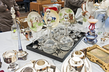 stoviglie bottiglie e bicchieri altra vista mercatino antiquariato