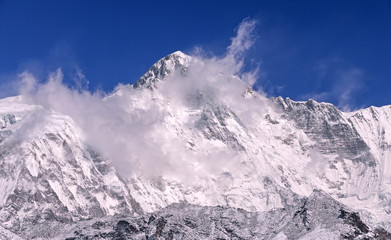 Fototapeta premium Majestatyczny szczyt Cho Oyu (8188 m) o wschodzie słońca w Nepalu w Himalajach; wielkość koncepcji natury