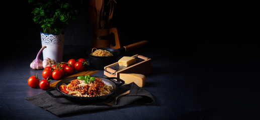 Obraz na płótnie Canvas wholegrain spaghetti with tomato sauce and minced meat