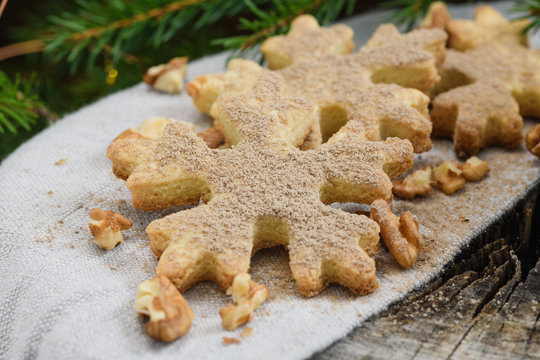The preparation of the biscuits, flour the rolling pin and ears. make cookies
