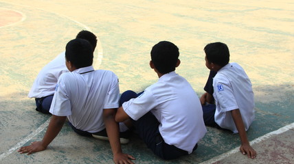 Middle school / junior high school students compactly read the newspaper together on the local...