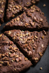 Parts de brownie aux noix et chocolat
