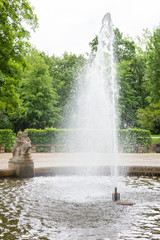 Naklejka premium Rundbrunnen Delphinbrunnen in Volkspark Friedrichshain, fountain in the park, Berlin