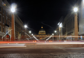 Fototapeta na wymiar Nacht im Vatikan / Petersdom