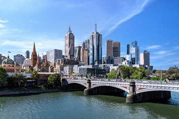 Obraz premium Melbourne / Australia - October 25 2019 : View of Melbourne city skyline at twilight in Australia, Princess Bridge, Flinder Street Station, Yarra River, South Bank, Australia