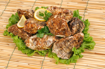 Ostriche con limone e insalata
