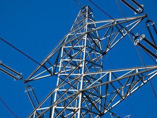 Torres metálicas, estructuras de ingeniería que sujetan los cables de cobre y que transportan la...