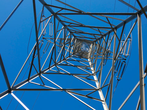 Torres met&aacute;licas, estructuras de ingenier&iacute;a que sujetan los cables de cobre y que transportan la electricidad 