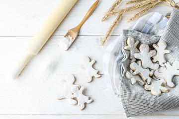 The preparation of the biscuits, flour the rolling pin and ears. make cookies