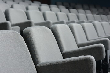 Naklejka premium Puste rzędy krzeseł teatralnych lub kinowych.