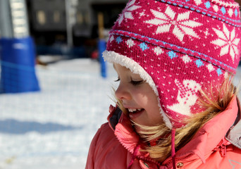 La petite fille joue dans la neige 
