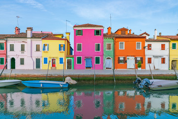 ブラーノ島のカラフルな家